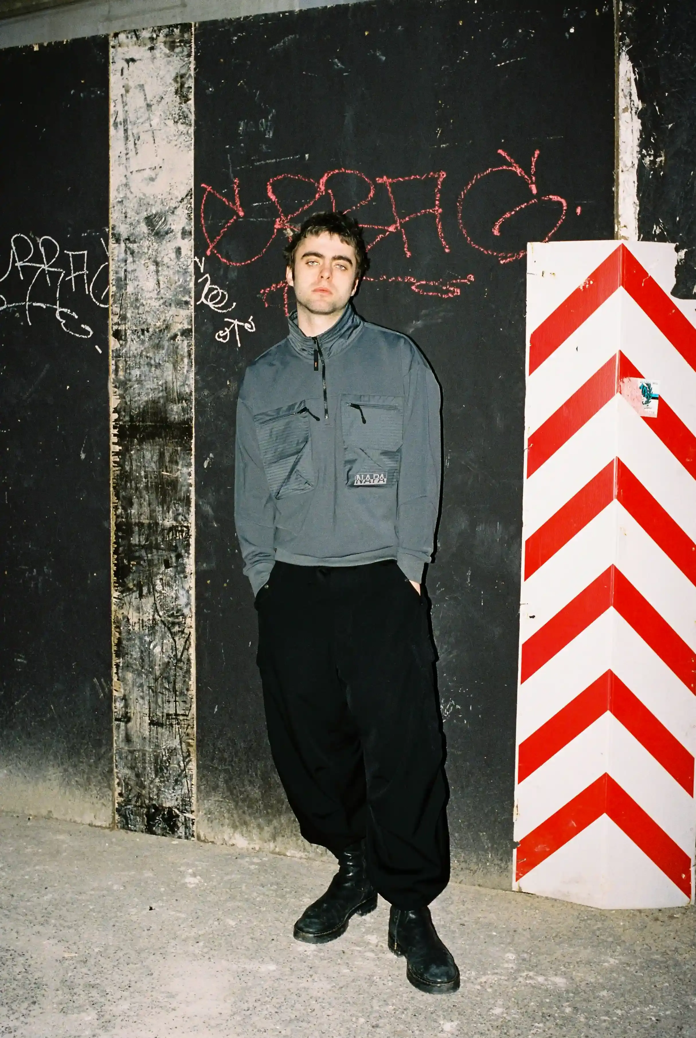© Casawi | quadronnodistrict image of Lennon Gallagher, featuring a Q&A format discussion about his modeling work with Napapijri, his band activities, daily routines, and personal influences including David Bowie. The article reveals his casual approach to life, balancing music practice with modeling, and his preference for a laid-back lifestyle. shoot by quadronnodistrict (image 7 of 13)