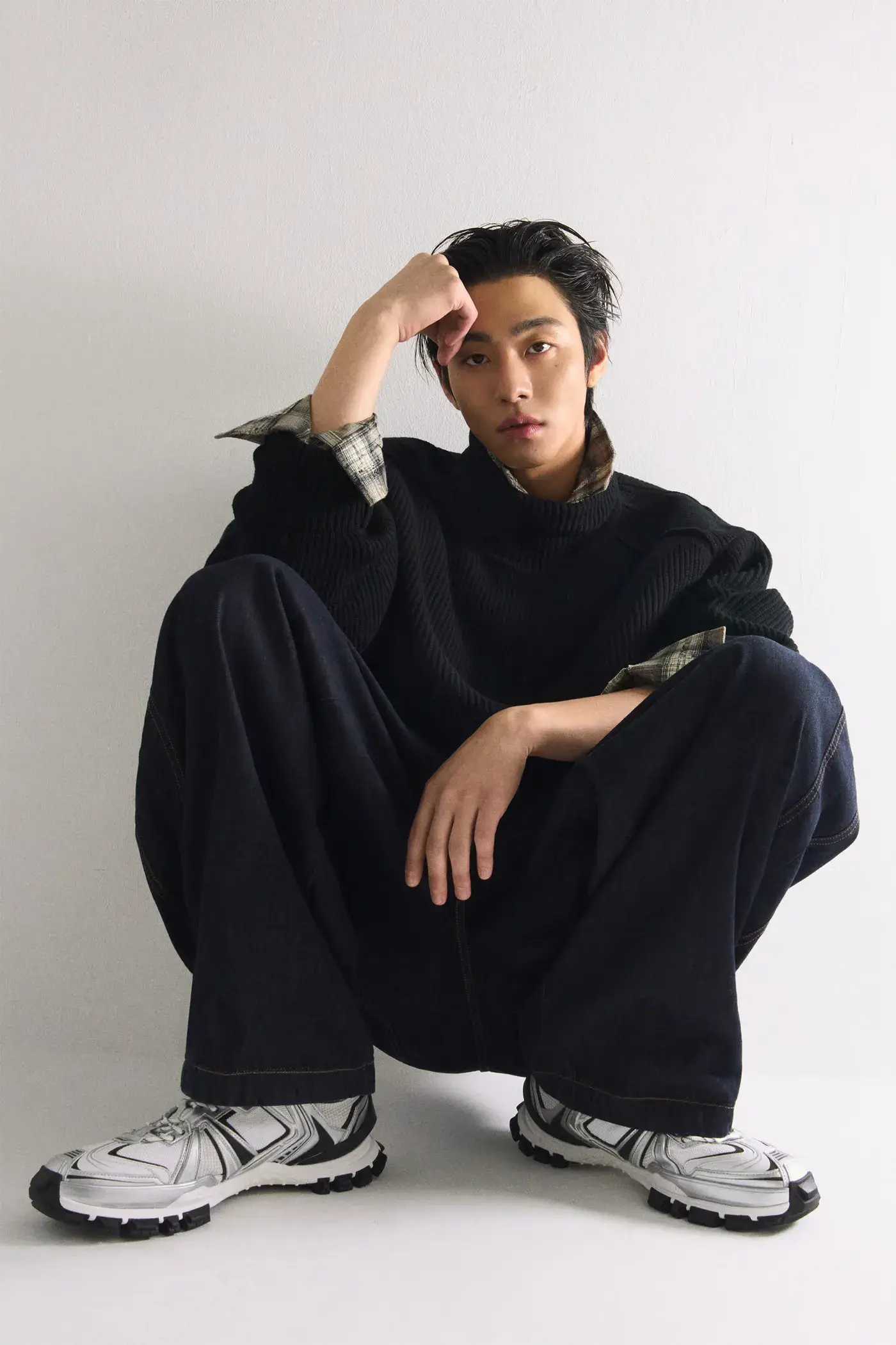 AHN HYO SEOP FRONTS JUUN.J FALL/WINTER 2026 CAMPAIGN image Campaign visuals for JUUN.J Fall/Winter 2026 show actor Ahn Hyo Seop in oversized tailoring, leather and tweed looks. (image 12 of 13)