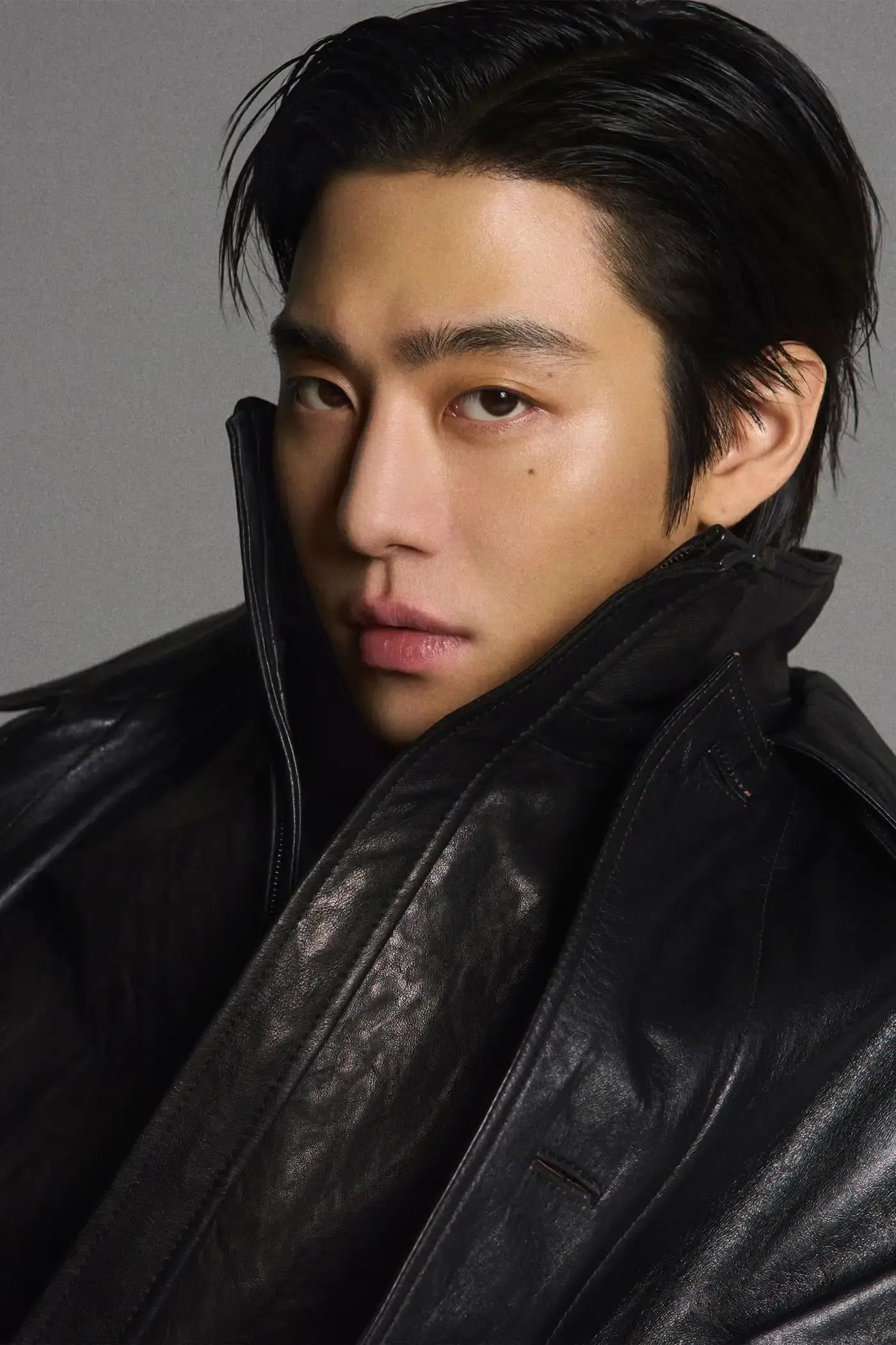 AHN HYO SEOP FRONTS JUUN.J FALL/WINTER 2026 CAMPAIGN image Campaign visuals for JUUN.J Fall/Winter 2026 show actor Ahn Hyo Seop in oversized tailoring, leather and tweed looks. (image 2 of 13)
