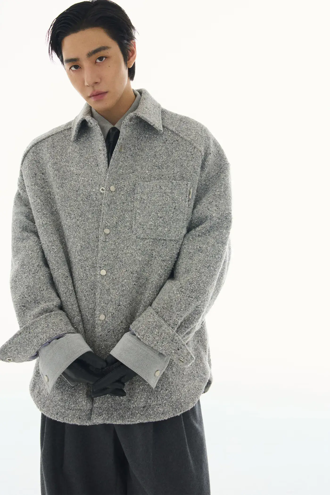 AHN HYO SEOP FRONTS JUUN.J FALL/WINTER 2026 CAMPAIGN image Campaign visuals for JUUN.J Fall/Winter 2026 show actor Ahn Hyo Seop in oversized tailoring, leather and tweed looks. (image 3 of 13)