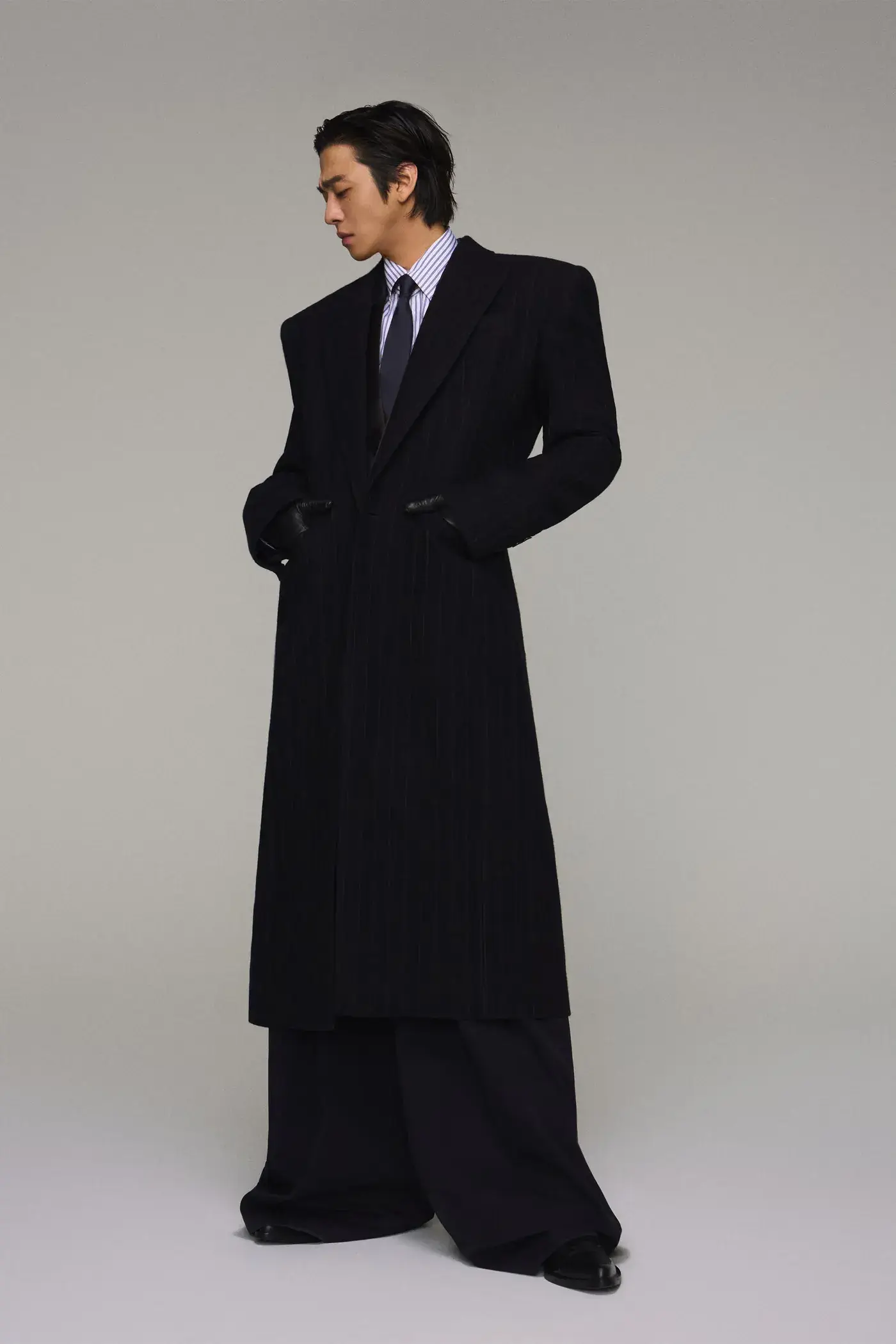 AHN HYO SEOP FRONTS JUUN.J FALL/WINTER 2026 CAMPAIGN image Campaign visuals for JUUN.J Fall/Winter 2026 show actor Ahn Hyo Seop in oversized tailoring, leather and tweed looks.