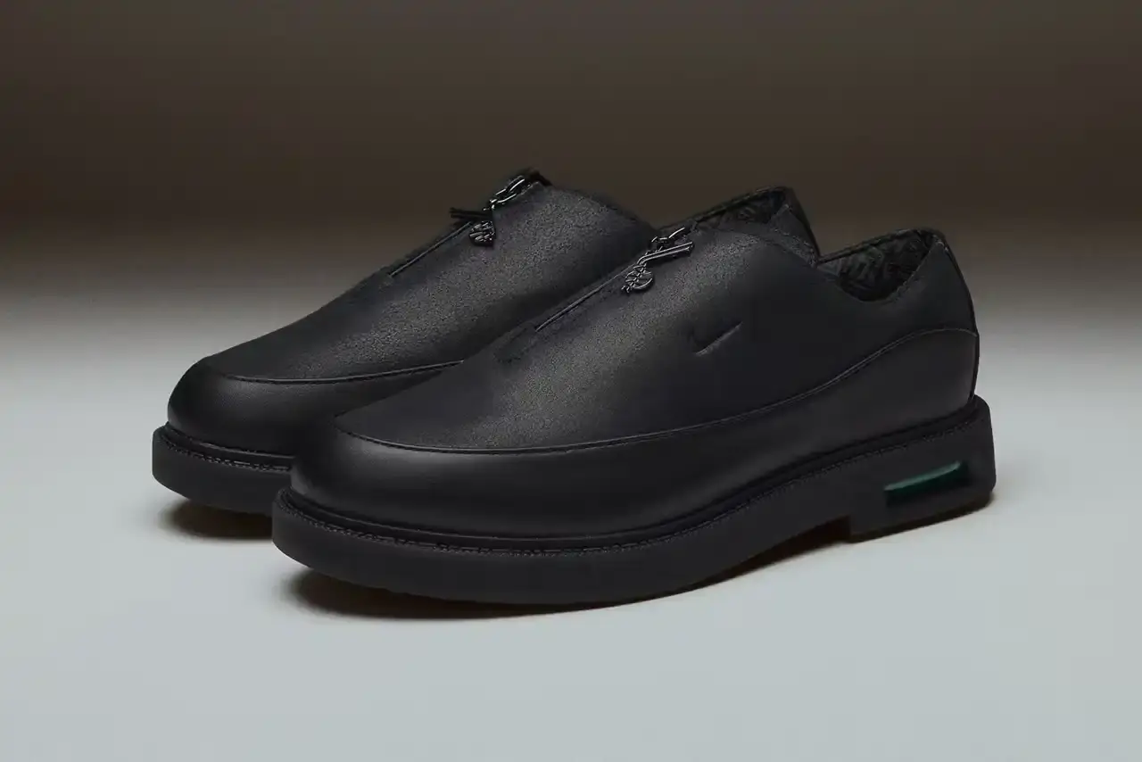 AIR AFRIQUE PARTNERS WITH NIKE FOR AVIATION-THEMED SHOE Black and white Air Max RK61 shoes featuring aviation-inspired design elements and Air Afrique branding (image 3 of 7)