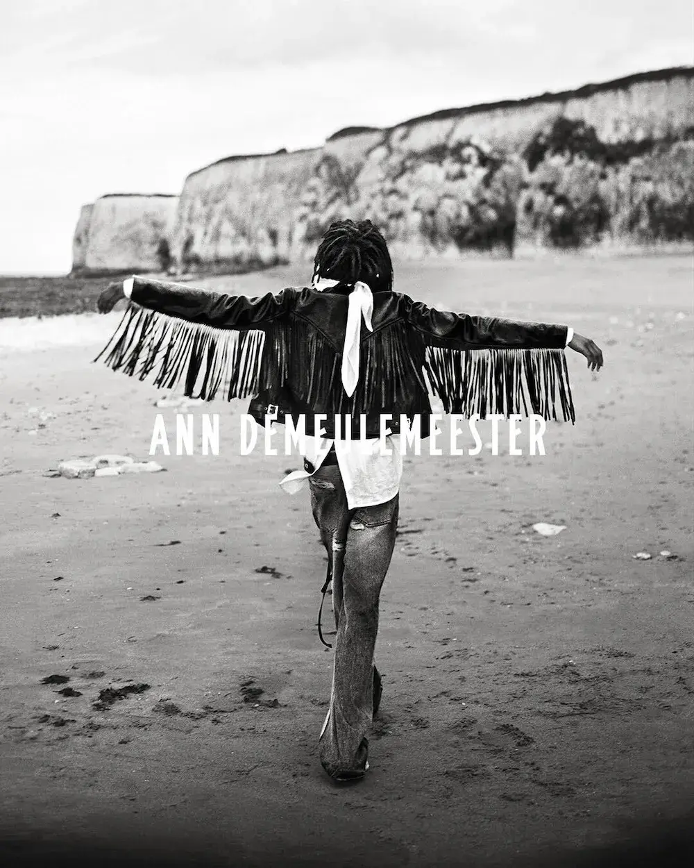 ANN DEMEULEMEESTER FALL WINTER 2026 CAMPAIGN Black and white photographs displaying two models wearing the Ann Demeulemeester Fall Winter 2026 collection on the Margate coast. (image 4 of 6)