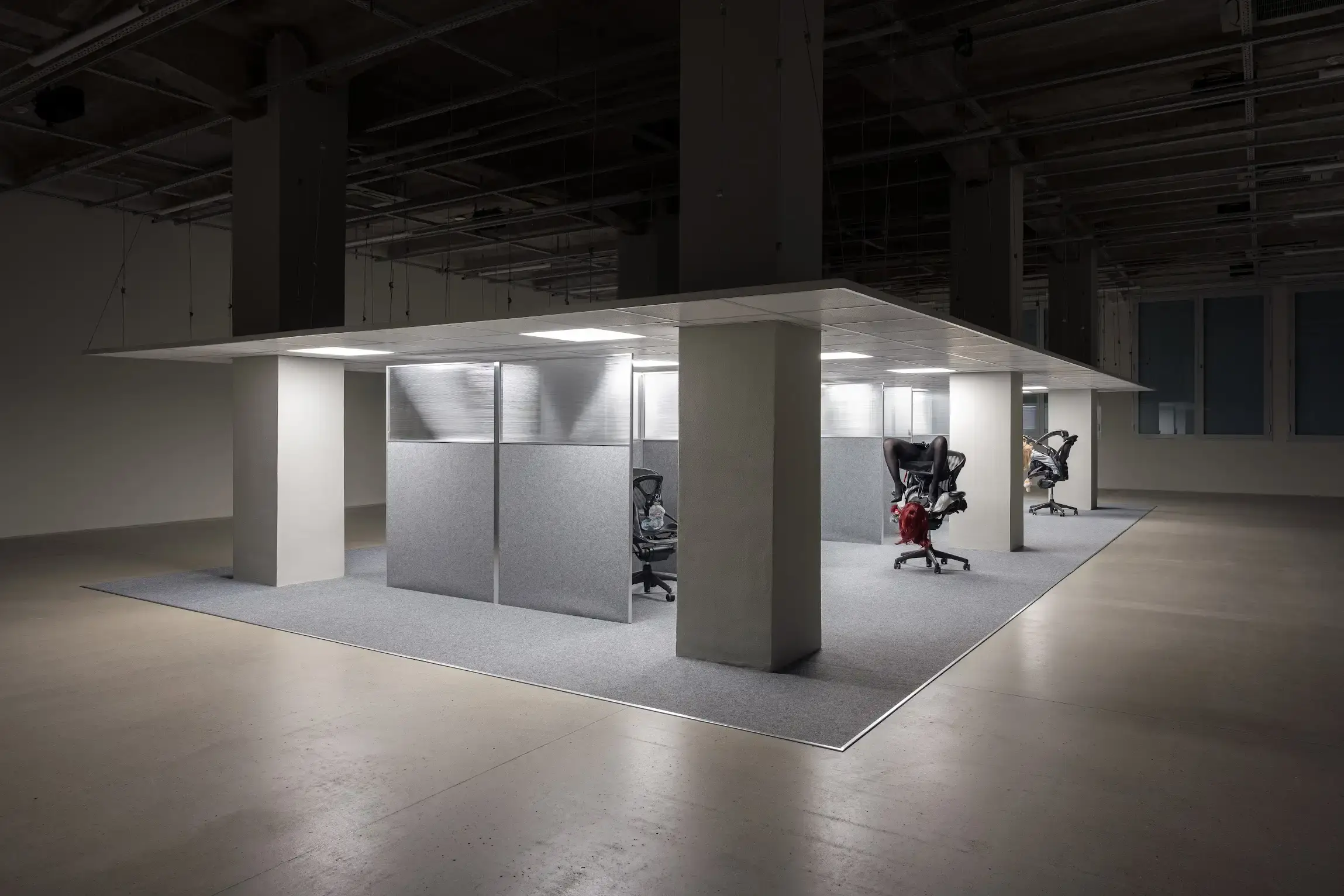 ANNA UDDENBERG BRINGS WHITE NOISE TO TELEGRAPH GALLERY Anna Uddenberg sculptures made of office chairs and cubicle desks inside the exhibition space at Telegraph Gallery in Olomouc.