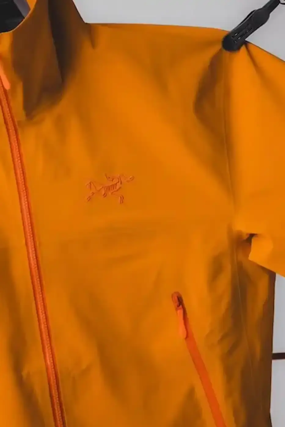 ARC'TERYX AND BEAMS RELEASE SS26 BETA JACKET IN BLAZE COLORWAY A detailed image of the Spring Summer 2026 Beta Jacket collaboration between Arc'teryx and BEAMS releasing in Japan. (image 2 of 4)