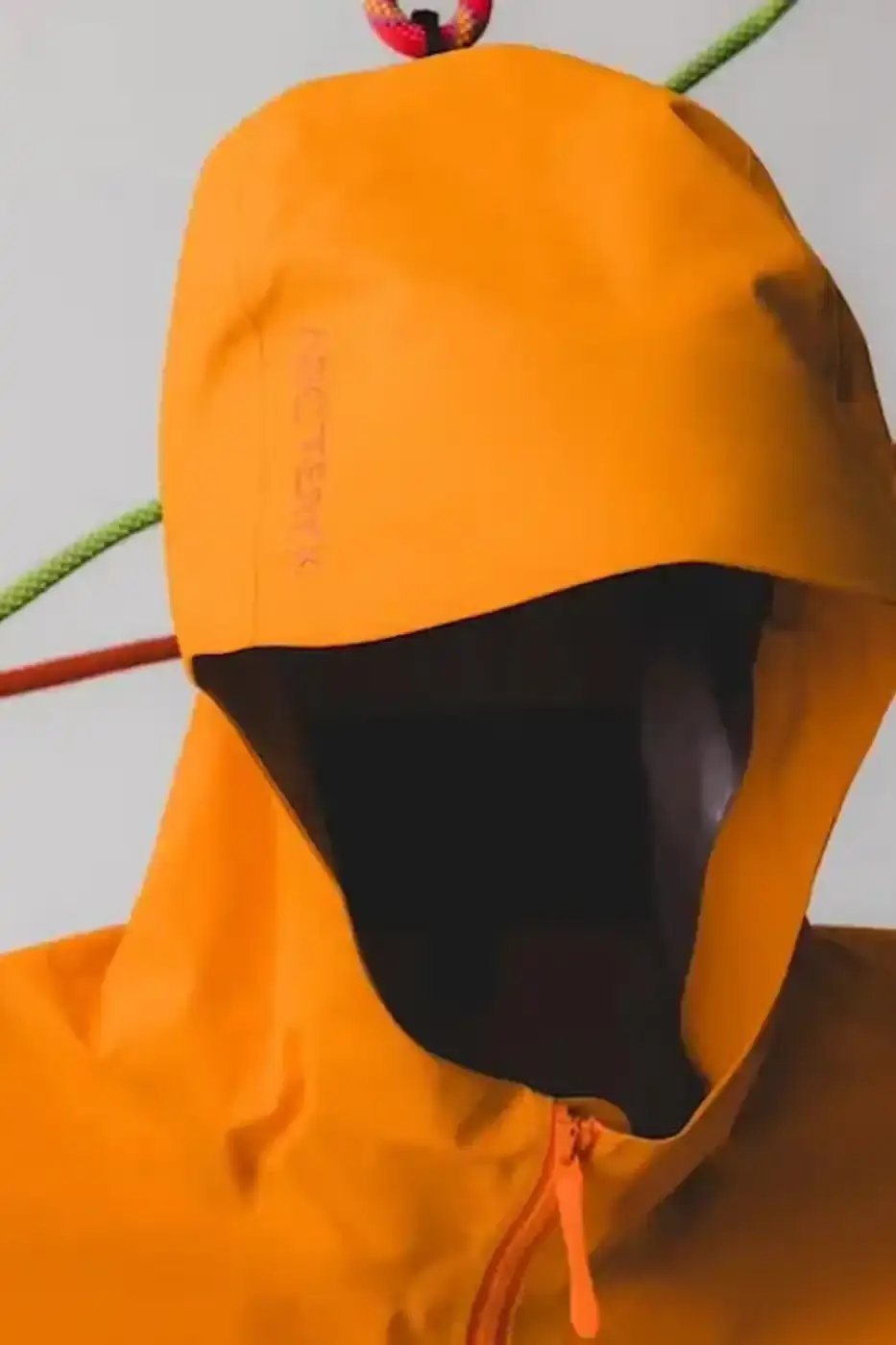ARC'TERYX AND BEAMS RELEASE SS26 BETA JACKET IN BLAZE COLORWAY A detailed image of the Spring Summer 2026 Beta Jacket collaboration between Arc'teryx and BEAMS releasing in Japan. (image 4 of 4)