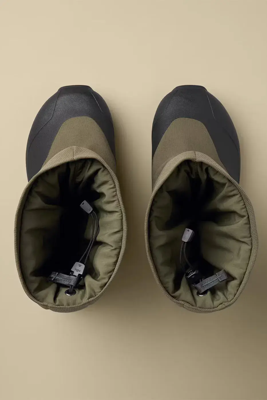ARC’TERYX POSTOUR BOOT HOLDS A REMOVABLE SLIPPER image a bout the Arc’teryx Postour Boot, a two-part winter boot with a waterproof GORE-TEX overboot and a removable insulated slipper. The text covers materials, outsoles, colorways, sizing and the $300 (about €260) price. (image 3 of 12)