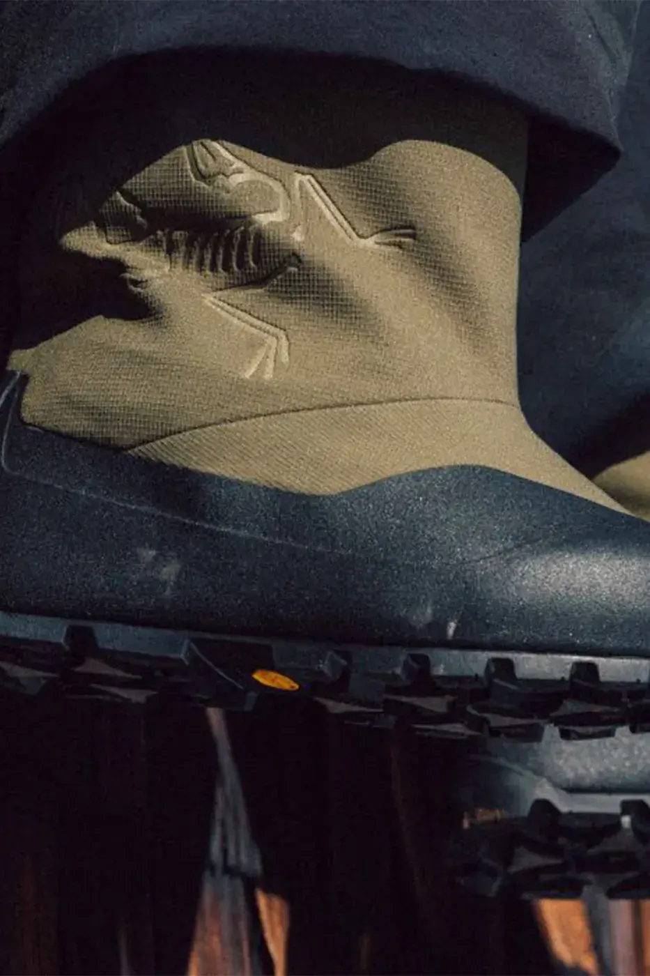 ARC’TERYX POSTOUR BOOT HOLDS A REMOVABLE SLIPPER image a bout the Arc’teryx Postour Boot, a two-part winter boot with a waterproof GORE-TEX overboot and a removable insulated slipper. The text covers materials, outsoles, colorways, sizing and the $300 (about €260) price.