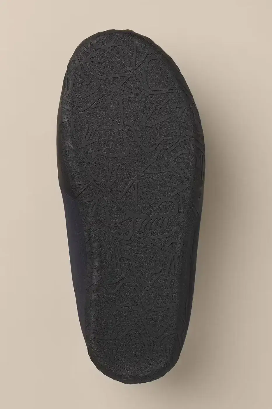 ARC’TERYX POSTOUR BOOT HOLDS A REMOVABLE SLIPPER image a bout the Arc’teryx Postour Boot, a two-part winter boot with a waterproof GORE-TEX overboot and a removable insulated slipper. The text covers materials, outsoles, colorways, sizing and the $300 (about €260) price. (image 12 of 12)