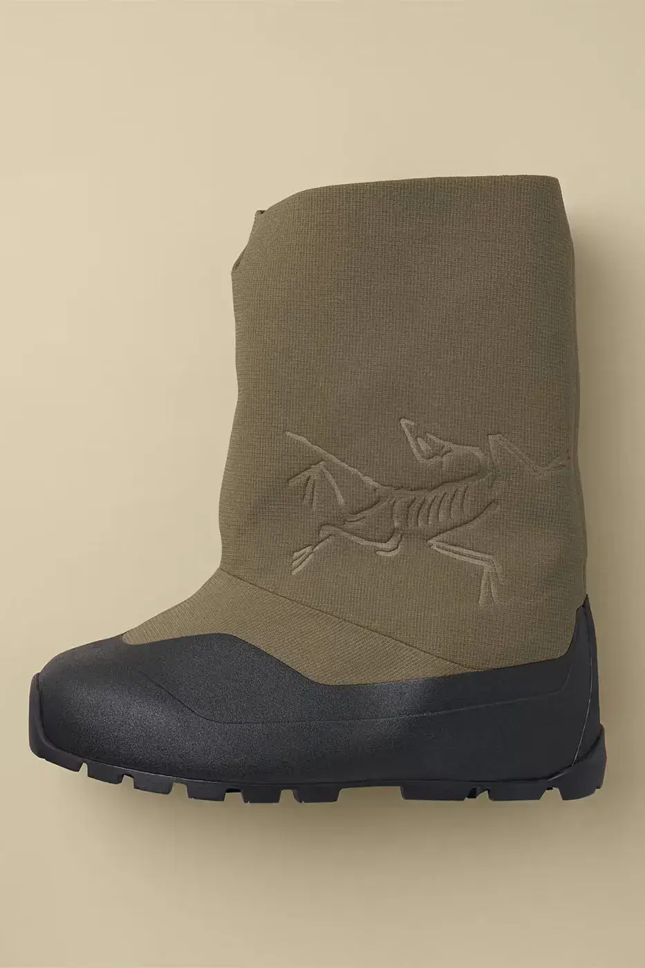 ARC’TERYX POSTOUR BOOT HOLDS A REMOVABLE SLIPPER image a bout the Arc’teryx Postour Boot, a two-part winter boot with a waterproof GORE-TEX overboot and a removable insulated slipper. The text covers materials, outsoles, colorways, sizing and the $300 (about €260) price. (image 2 of 12)