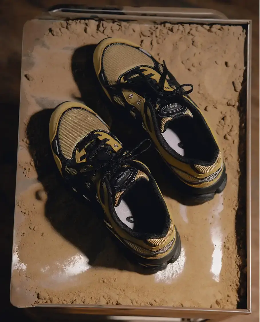 ASICS AND HSDT RELEASE GEL-NYC 2.0 SSHS New sneaker Asics and HSDT release combining running shoe heritage with urban design elements, featuring Nas and Raekwon campaign shot in New York City. (image 11 of 12)
