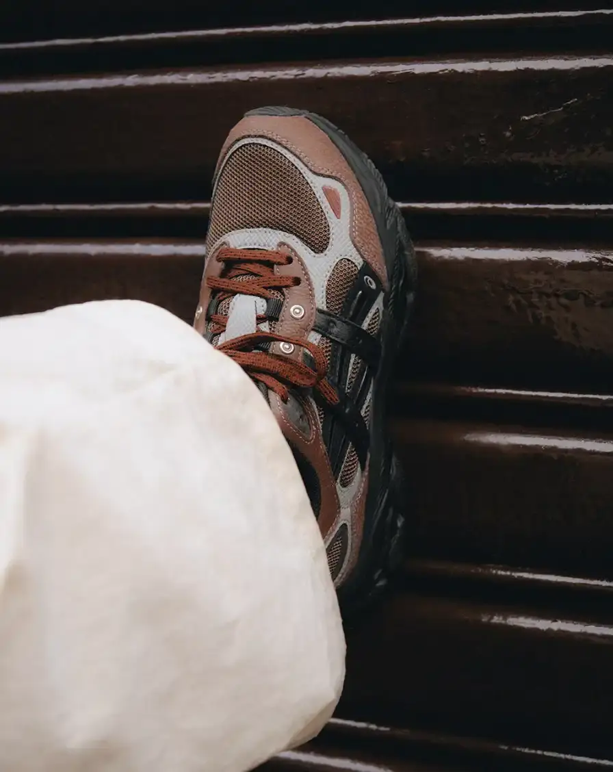 ASICS AND HSDT RELEASE GEL-NYC 2.0 SSHS New sneaker Asics and HSDT release combining running shoe heritage with urban design elements, featuring Nas and Raekwon campaign shot in New York City. (image 10 of 12)