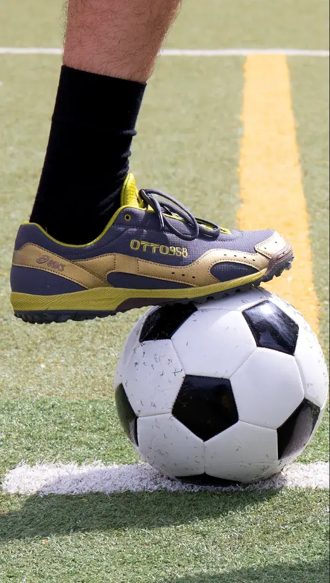 ASICS AND OTTO 958 RELEASE THE GEL-BELARRAOTTO SNEAKER image about the ASICS x OTTO 958 GEL-BELARRAOTTO shoe, its ripstop mesh upper and detachable gaiter, the Dover Street Market Paris installation with Cauleen Smith, and the release dates of 17 and 21 October. (image 10 of 10)
