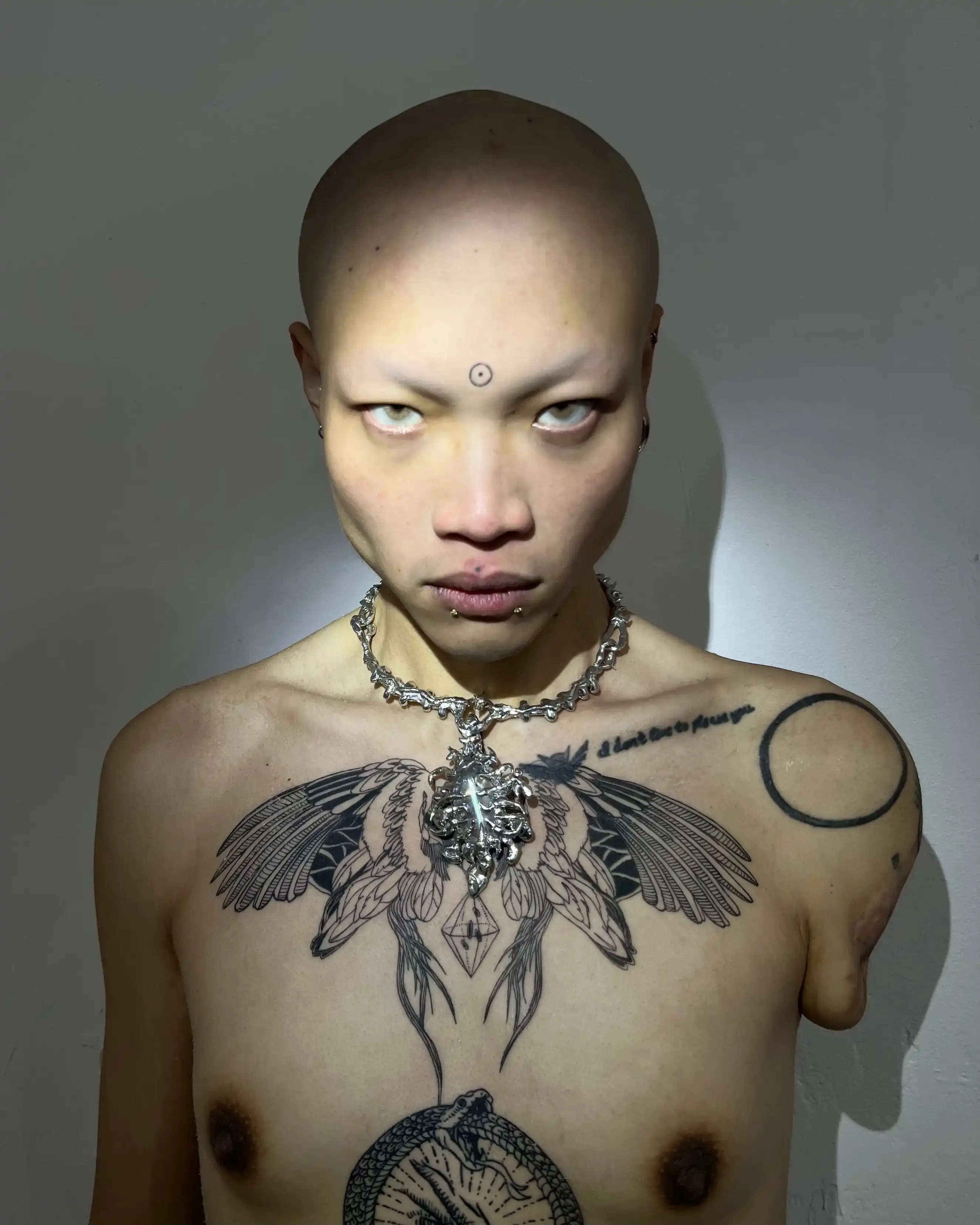 ARIES LIU wearing 거북알 Necklace