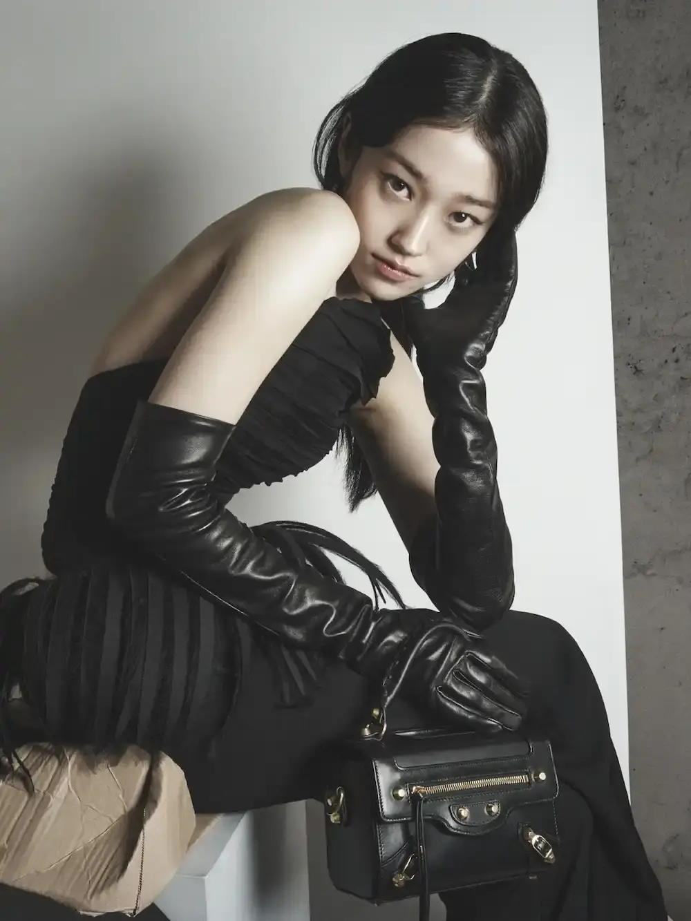 BALENCIAGA HEART AND BODY CAMPAIGN DETAILS An editorial report discussing the Balenciaga Heart and Body advertising campaign shot by David Sims in a Parisian studio. (image 6 of 7)