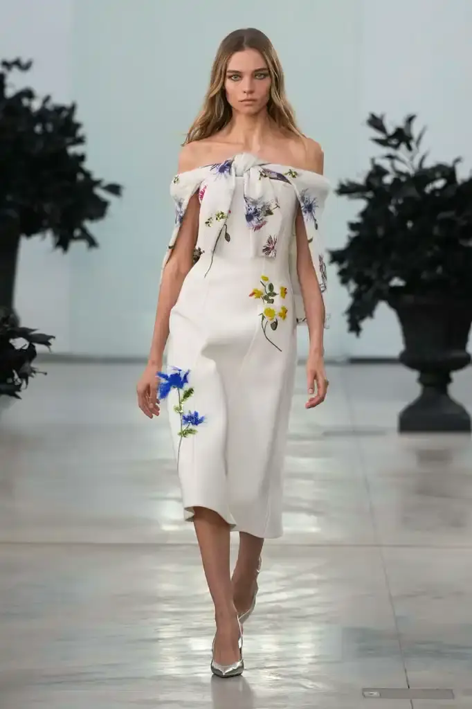 Blumarine - Fall-Winter2025 - 2026 - Womenswear - Italie - Milan - ©Launchmetrics/spotlight Models walking the runway at David Koma's debut Blumarine autumn/winter 2025 collection, showcasing sculptural neoprene pieces and bustier dresses in a palette of red, black, gray, and white against a minimalist backdrop at Milan Fashion Week. (image 8 of 20)