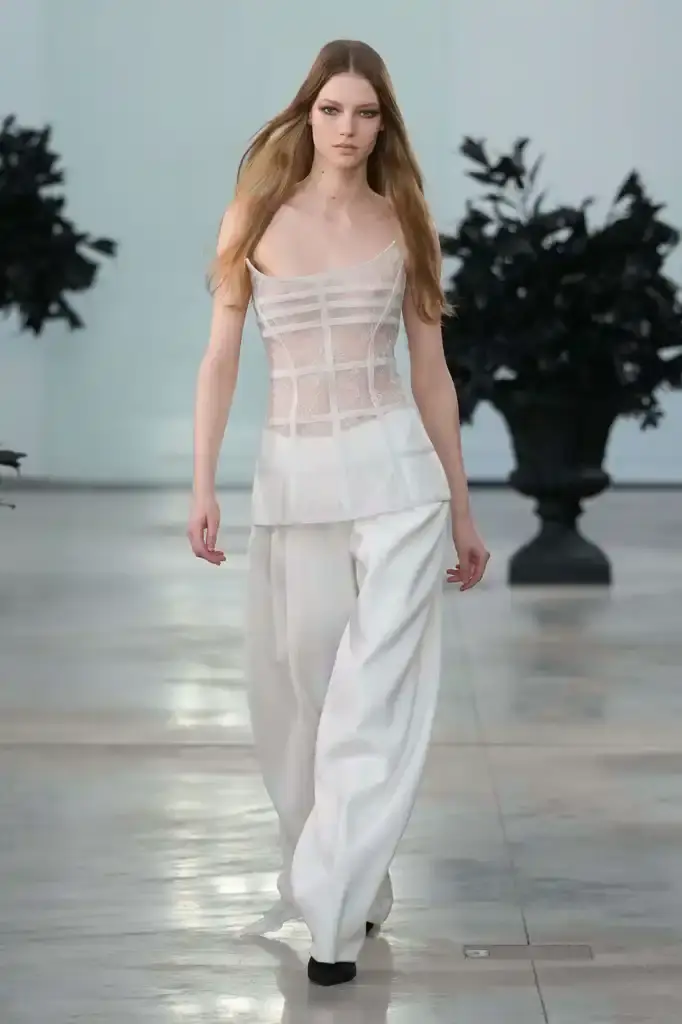 Blumarine - Fall-Winter2025 - 2026 - Womenswear - Italie - Milan - ©Launchmetrics/spotlight Models walking the runway at David Koma's debut Blumarine autumn/winter 2025 collection, showcasing sculptural neoprene pieces and bustier dresses in a palette of red, black, gray, and white against a minimalist backdrop at Milan Fashion Week. (image 4 of 20)