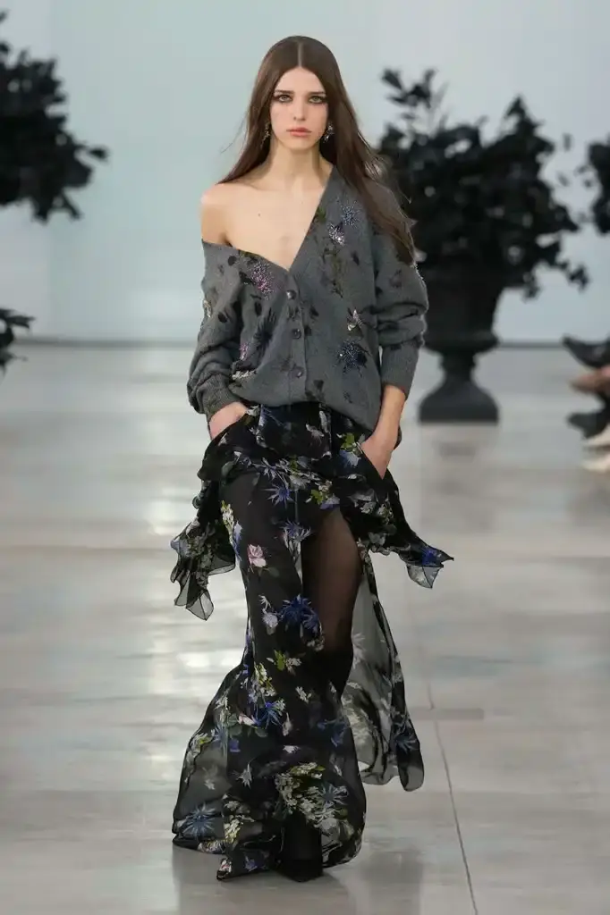 Blumarine - Fall-Winter2025 - 2026 - Womenswear - Italie - Milan - ©Launchmetrics/spotlight Models walking the runway at David Koma's debut Blumarine autumn/winter 2025 collection, showcasing sculptural neoprene pieces and bustier dresses in a palette of red, black, gray, and white against a minimalist backdrop at Milan Fashion Week. (image 9 of 20)