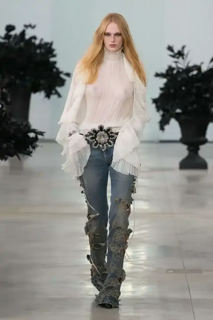 Blumarine - Fall-Winter2025 - 2026 - Womenswear - Italie - Milan - ©Launchmetrics/spotlight Models walking the runway at David Koma's debut Blumarine autumn/winter 2025 collection, showcasing sculptural neoprene pieces and bustier dresses in a palette of red, black, gray, and white against a minimalist backdrop at Milan Fashion Week. (image 13 of 20)