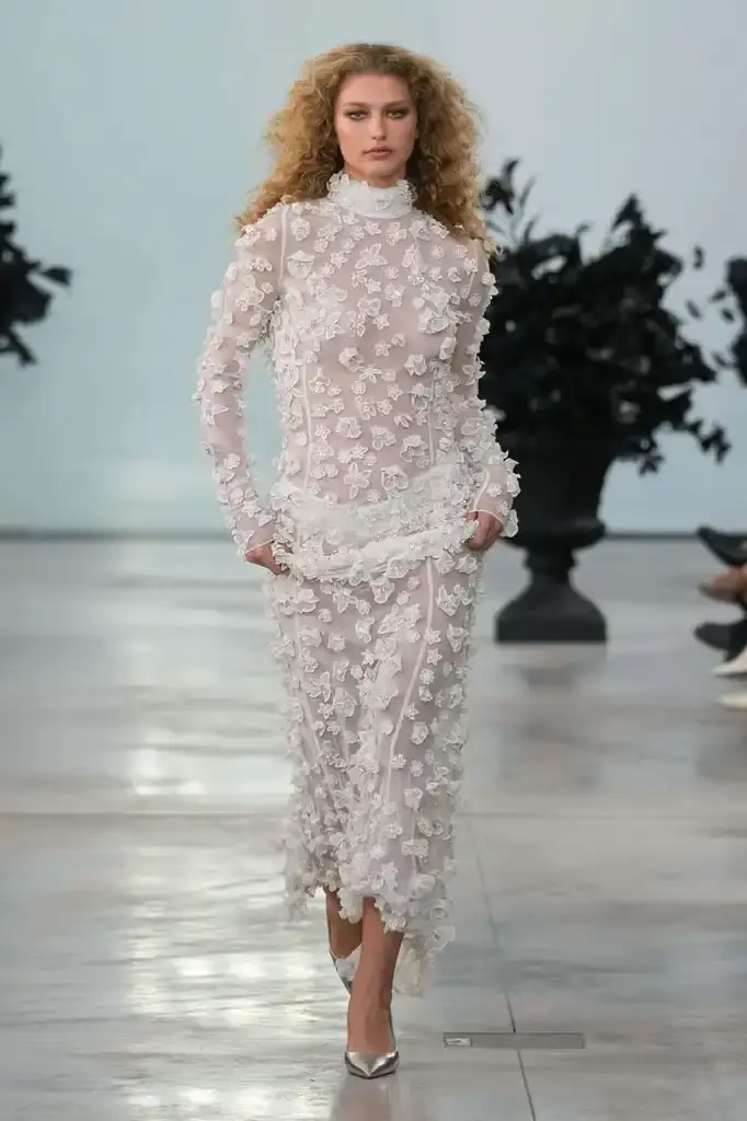 Blumarine - Fall-Winter2025 - 2026 - Womenswear - Italie - Milan - ©Launchmetrics/spotlight Models walking the runway at David Koma's debut Blumarine autumn/winter 2025 collection, showcasing sculptural neoprene pieces and bustier dresses in a palette of red, black, gray, and white against a minimalist backdrop at Milan Fashion Week. (image 2 of 20)