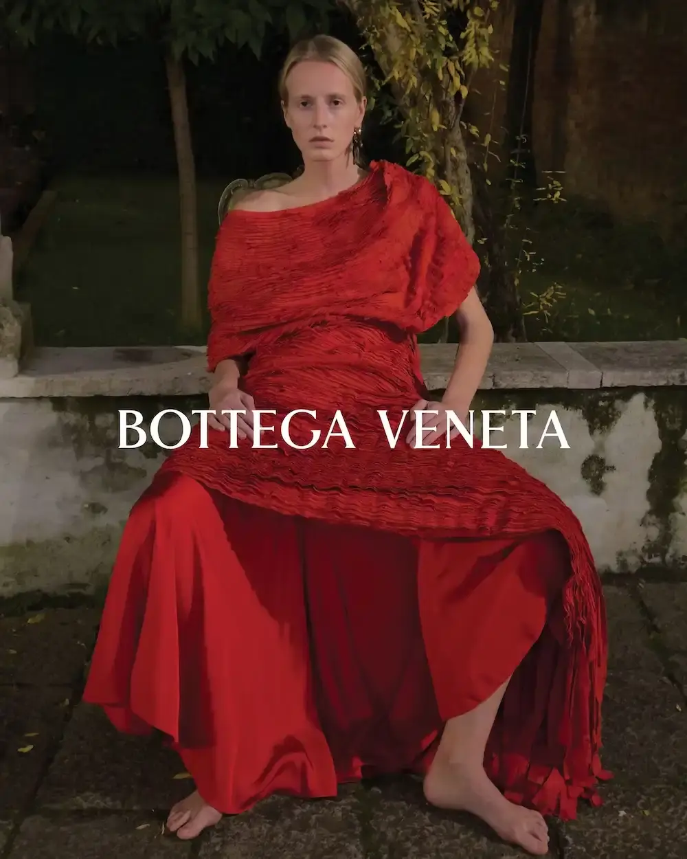 BOTTEGA VENETA SUMMER 2026 CAMPAIGN Bottega Veneta Summer 2026 campaign photographed by Juergen Teller in Venice, featuring collection by creative director Louise Trotter across historic Venetian locations including palazzos, gardens, and the Lido. (image 9 of 16)