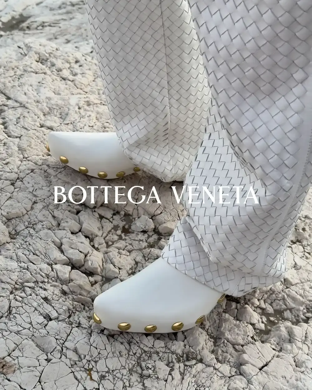 BOTTEGA VENETA SUMMER 2026 CAMPAIGN Bottega Veneta Summer 2026 campaign photographed by Juergen Teller in Venice, featuring collection by creative director Louise Trotter across historic Venetian locations including palazzos, gardens, and the Lido. (image 12 of 16)