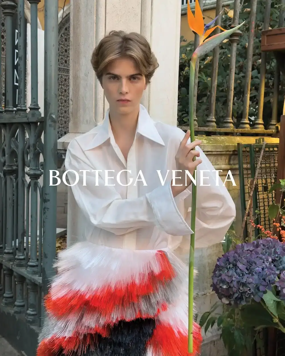 BOTTEGA VENETA SUMMER 2026 CAMPAIGN Bottega Veneta Summer 2026 campaign photographed by Juergen Teller in Venice, featuring collection by creative director Louise Trotter across historic Venetian locations including palazzos, gardens, and the Lido. (image 10 of 16)