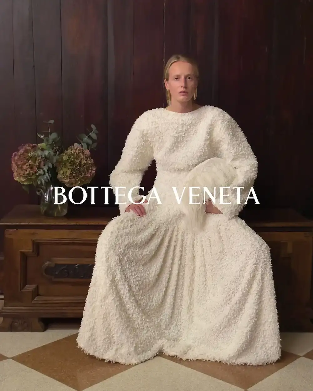 BOTTEGA VENETA SUMMER 2026 CAMPAIGN Bottega Veneta Summer 2026 campaign photographed by Juergen Teller in Venice, featuring collection by creative director Louise Trotter across historic Venetian locations including palazzos, gardens, and the Lido. (image 11 of 16)