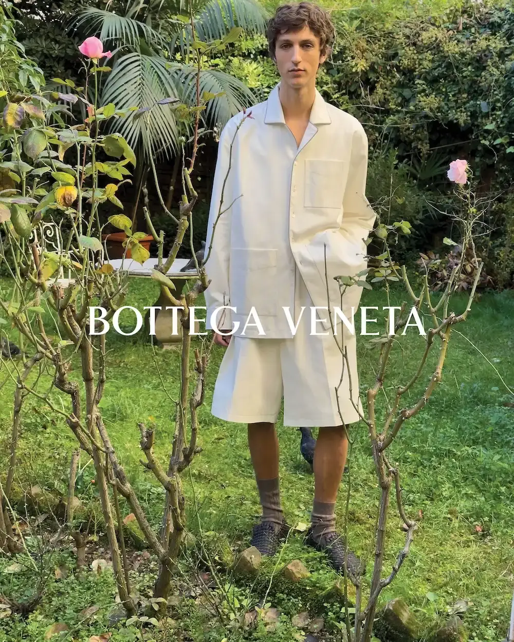 BOTTEGA VENETA SUMMER 2026 CAMPAIGN Bottega Veneta Summer 2026 campaign photographed by Juergen Teller in Venice, featuring collection by creative director Louise Trotter across historic Venetian locations including palazzos, gardens, and the Lido. (image 13 of 16)