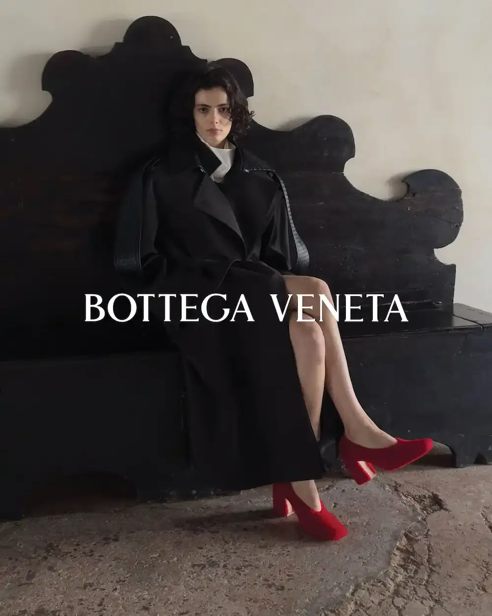 BOTTEGA VENETA SUMMER 2026 CAMPAIGN Bottega Veneta Summer 2026 campaign photographed by Juergen Teller in Venice, featuring collection by creative director Louise Trotter across historic Venetian locations including palazzos, gardens, and the Lido. (image 8 of 16)