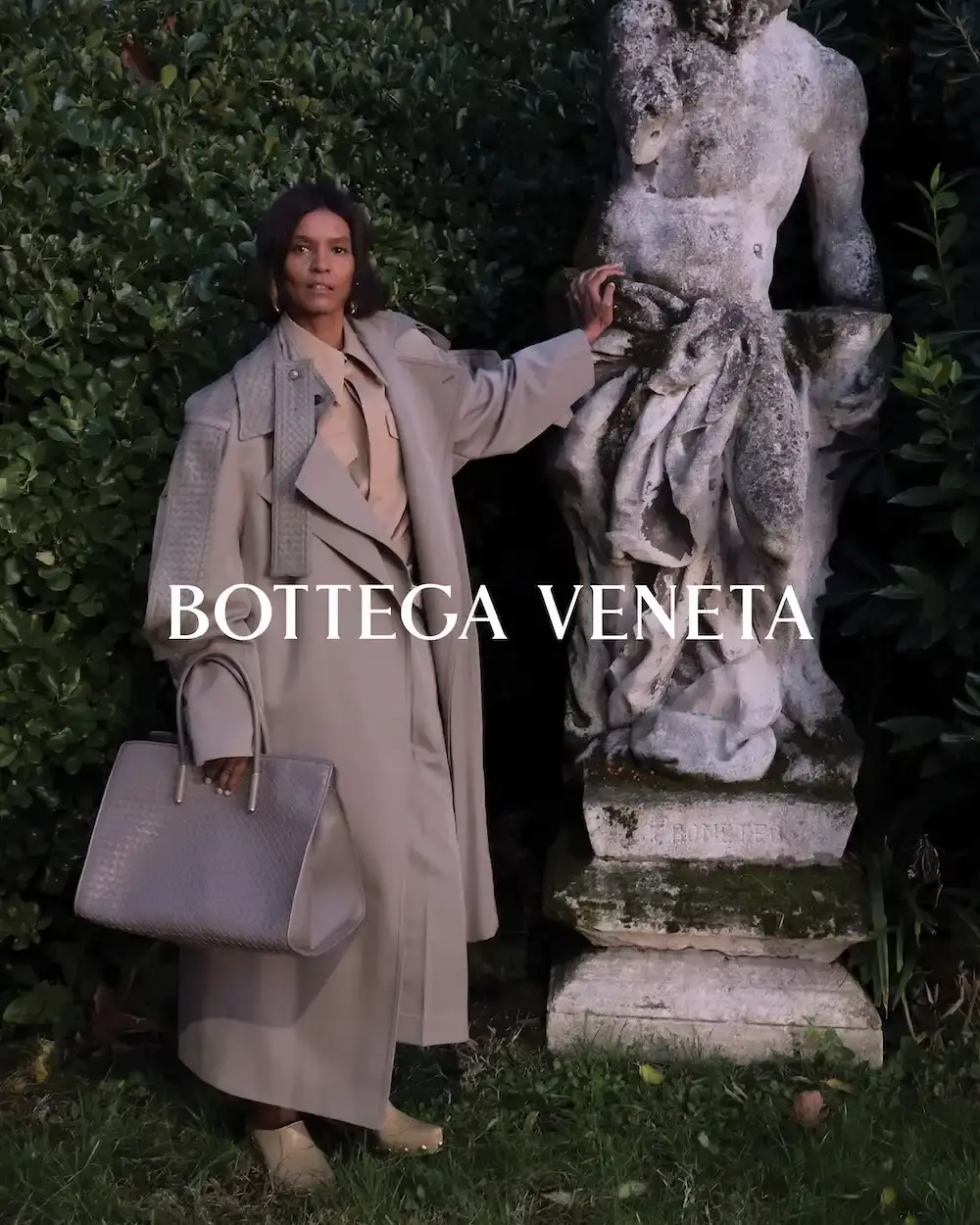 BOTTEGA VENETA SUMMER 2026 CAMPAIGN Bottega Veneta Summer 2026 campaign photographed by Juergen Teller in Venice, featuring collection by creative director Louise Trotter across historic Venetian locations including palazzos, gardens, and the Lido. (image 4 of 16)