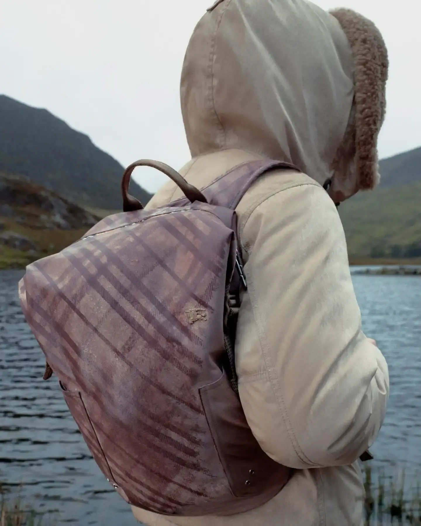 BURBERRY GABARDINE CAPSULE COLLECTION Burberry launches new collection centered on gabardine fabric with technical outerwear pieces, accompanied by film shot in Snowdonia, Wales (image 11 of 17)
