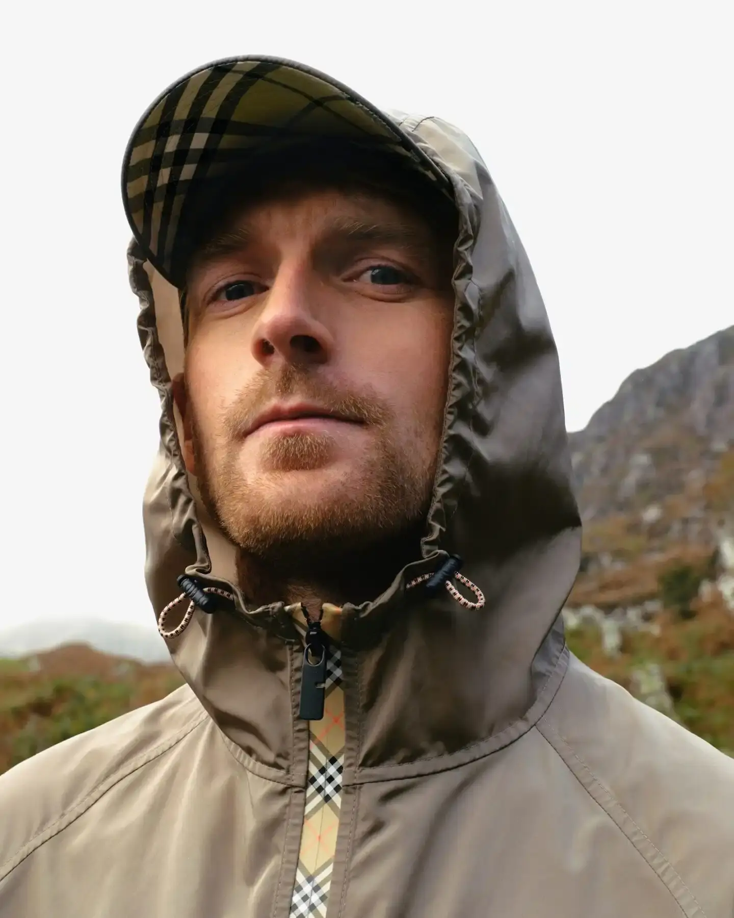BURBERRY GABARDINE CAPSULE COLLECTION Burberry launches new collection centered on gabardine fabric with technical outerwear pieces, accompanied by film shot in Snowdonia, Wales (image 13 of 17)