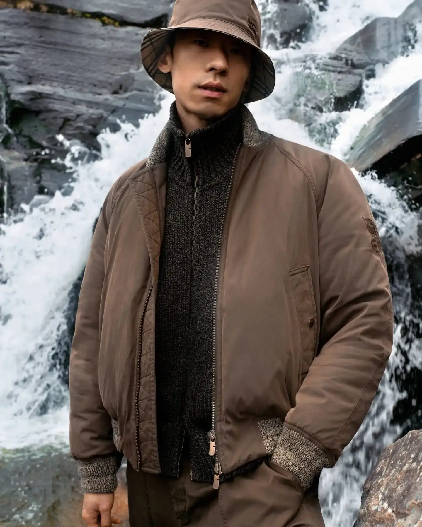 BURBERRY GABARDINE CAPSULE COLLECTION Burberry launches new collection centered on gabardine fabric with technical outerwear pieces, accompanied by film shot in Snowdonia, Wales (image 9 of 17)