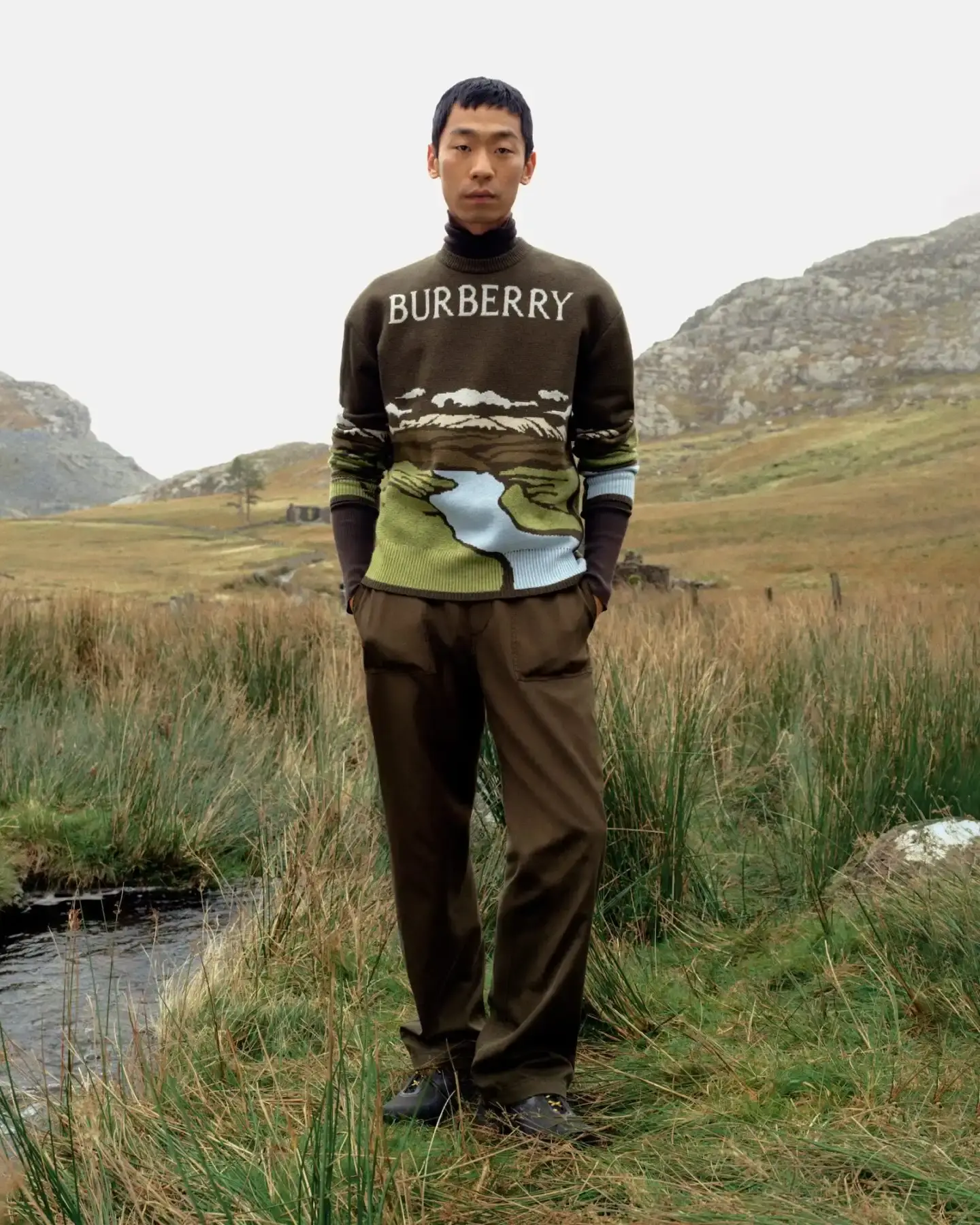 BURBERRY GABARDINE CAPSULE COLLECTION Burberry launches new collection centered on gabardine fabric with technical outerwear pieces, accompanied by film shot in Snowdonia, Wales (image 8 of 17)