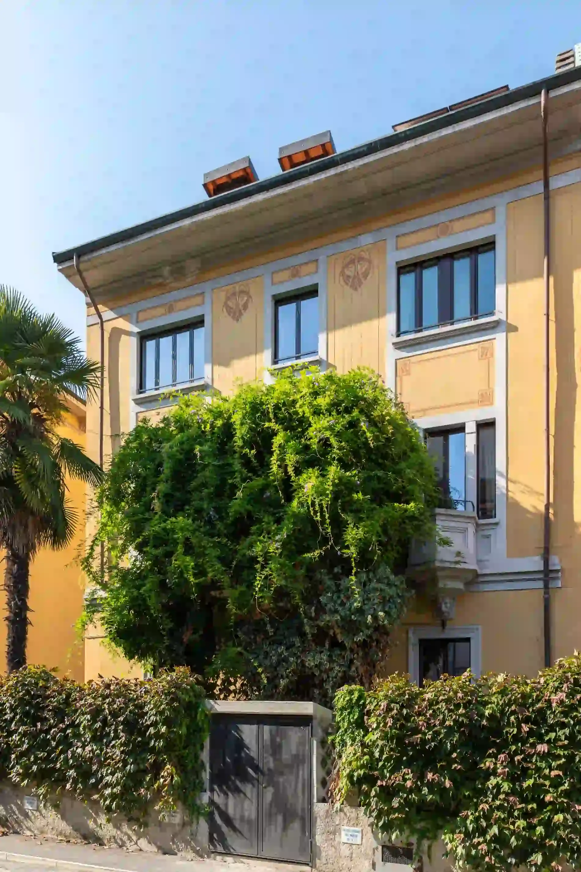 Art Nouveau building with wisteria facade at Via Privata Caltanissetta 5, Milan - Cohabs Dateo coliving space