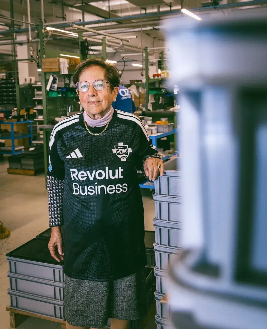 BY THE PEOPLE, FOR THE PEOPLE: COMO 2026-27 THIRD KIT image of Black Como 1907 third shirt for 2026-27 by Adidas, with wavy dark grey and charcoal bands across the front, white logos and Revolut branding in the centre. (image 3 of 9)