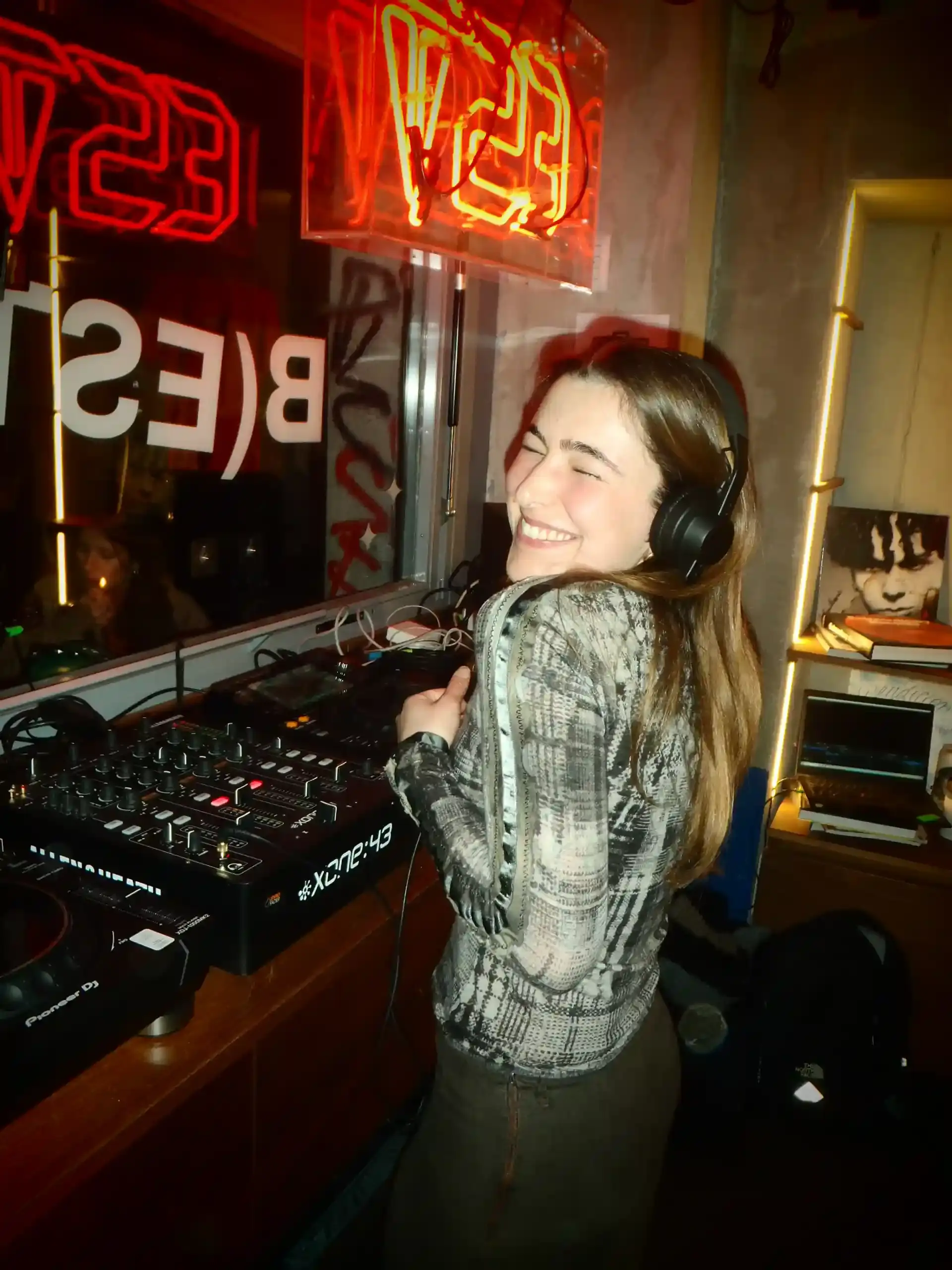 © Casawi Casawi Magazine davide dev "on & on" release party at Est Bar in via tortona Navigli Milano (image 6 of 8)