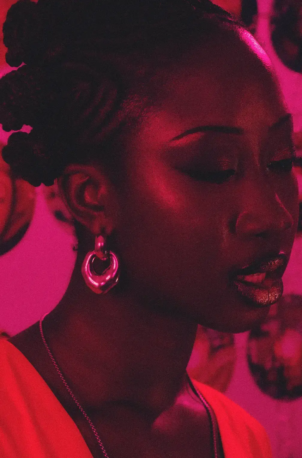 DISCOVERING STORIES: HOW DEELA BUILT HER INDEPENDENT MUSIC CAREER Moving from Lagos to England shaped her perspective on community and confidence. (image 3 of 5)