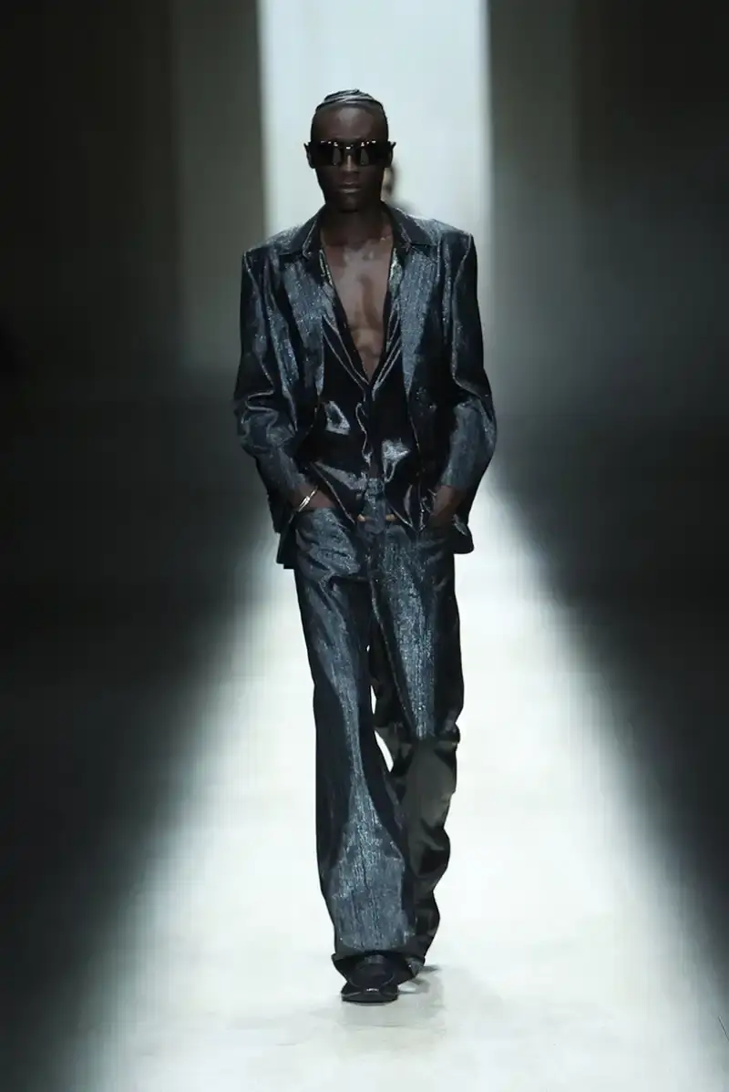 DEMNA'S FIRST GUCCI COLLECTION ARRIVES IN MILAN Demna Gvasalia's first Gucci collection runway show in Milan, featuring seamless garments, tracksuits, and the Manhattan sneaker. (image 11 of 32)