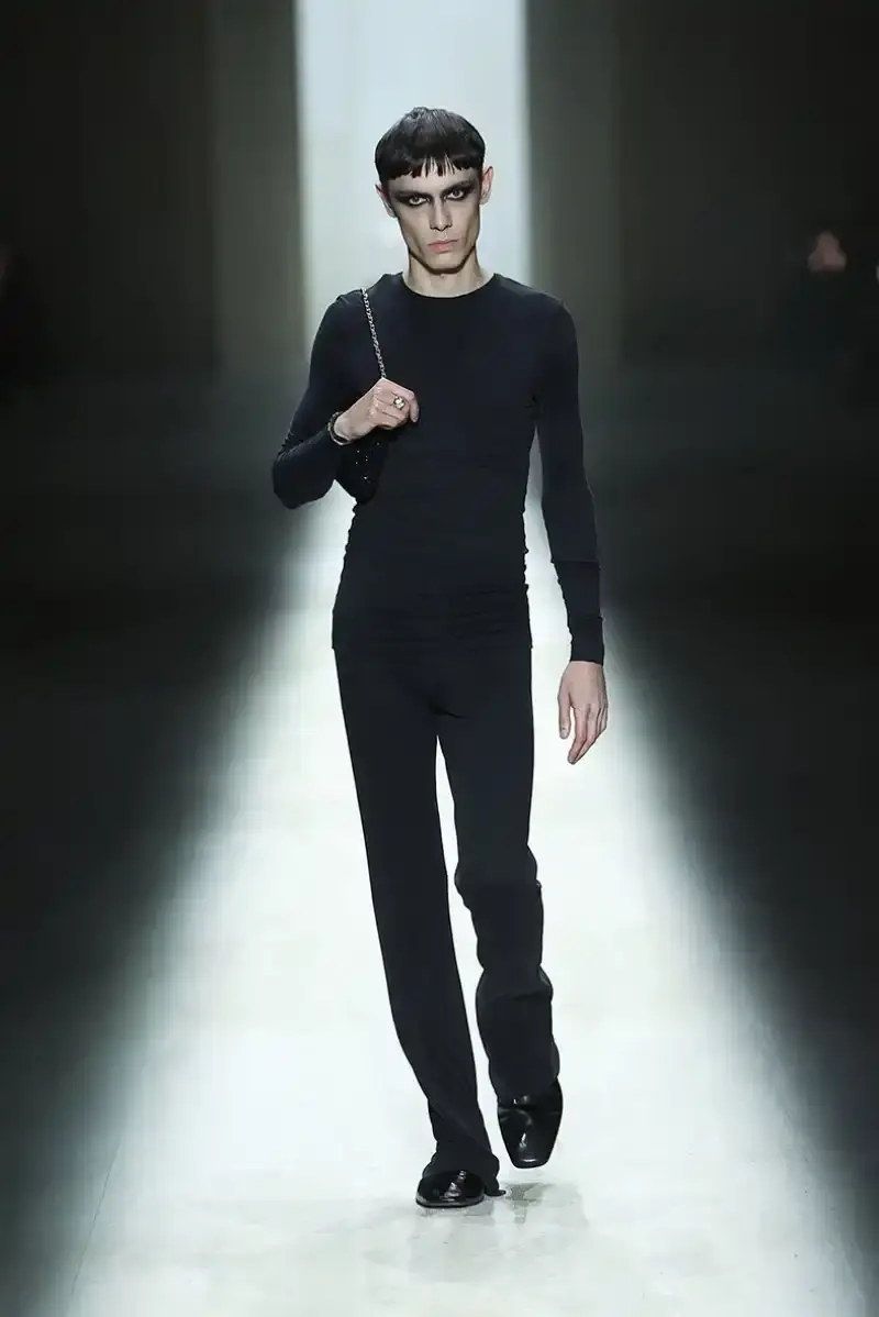 DEMNA'S FIRST GUCCI COLLECTION ARRIVES IN MILAN Demna Gvasalia's first Gucci collection runway show in Milan, featuring seamless garments, tracksuits, and the Manhattan sneaker. (image 8 of 32)