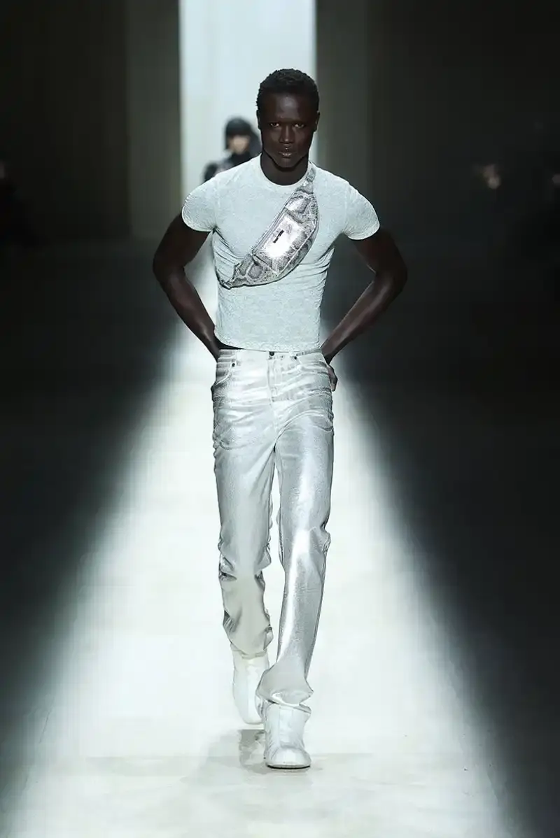 DEMNA'S FIRST GUCCI COLLECTION ARRIVES IN MILAN Demna Gvasalia's first Gucci collection runway show in Milan, featuring seamless garments, tracksuits, and the Manhattan sneaker. (image 22 of 32)