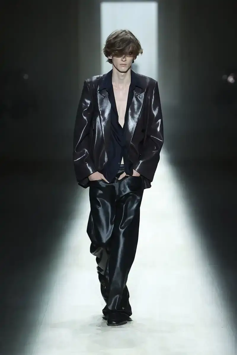 DEMNA'S FIRST GUCCI COLLECTION ARRIVES IN MILAN Demna Gvasalia's first Gucci collection runway show in Milan, featuring seamless garments, tracksuits, and the Manhattan sneaker. (image 15 of 32)