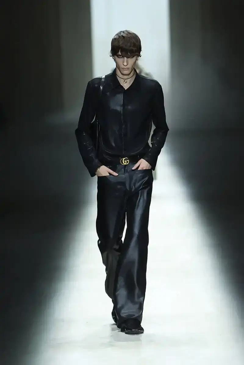 DEMNA'S FIRST GUCCI COLLECTION ARRIVES IN MILAN Demna Gvasalia's first Gucci collection runway show in Milan, featuring seamless garments, tracksuits, and the Manhattan sneaker. (image 9 of 32)