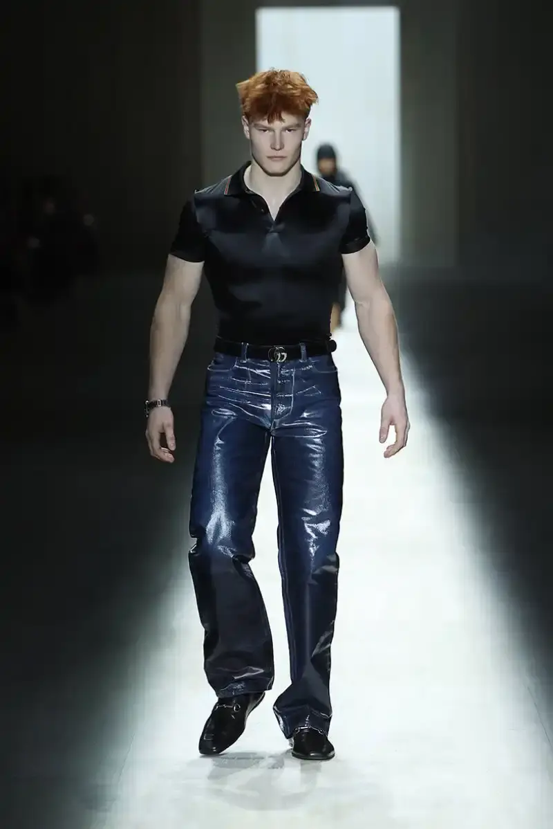 DEMNA'S FIRST GUCCI COLLECTION ARRIVES IN MILAN Demna Gvasalia's first Gucci collection runway show in Milan, featuring seamless garments, tracksuits, and the Manhattan sneaker. (image 30 of 32)