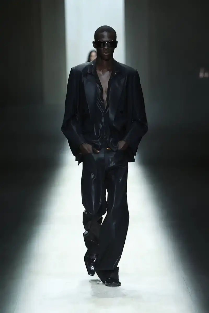 DEMNA'S FIRST GUCCI COLLECTION ARRIVES IN MILAN Demna Gvasalia's first Gucci collection runway show in Milan, featuring seamless garments, tracksuits, and the Manhattan sneaker. (image 10 of 32)