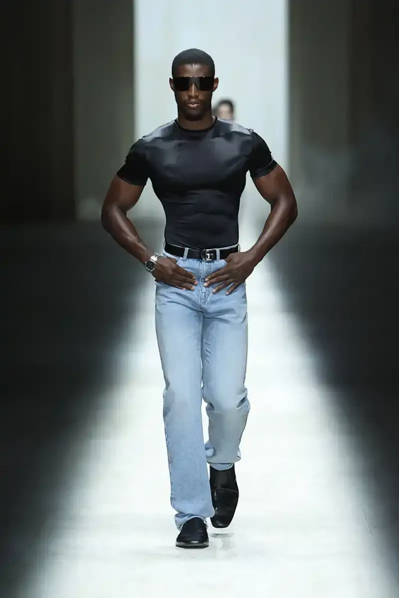 DEMNA'S FIRST GUCCI COLLECTION ARRIVES IN MILAN Demna Gvasalia's first Gucci collection runway show in Milan, featuring seamless garments, tracksuits, and the Manhattan sneaker. (image 31 of 32)