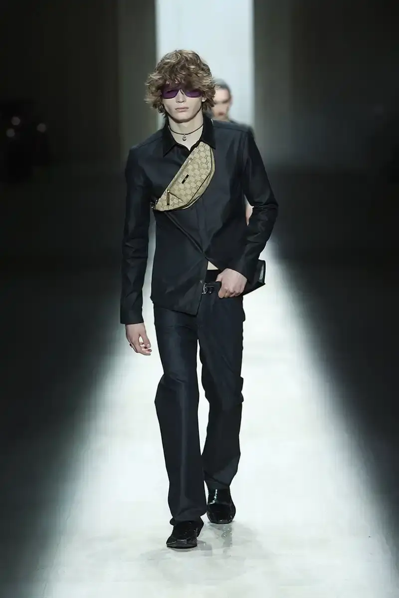 DEMNA'S FIRST GUCCI COLLECTION ARRIVES IN MILAN Demna Gvasalia's first Gucci collection runway show in Milan, featuring seamless garments, tracksuits, and the Manhattan sneaker. (image 26 of 32)