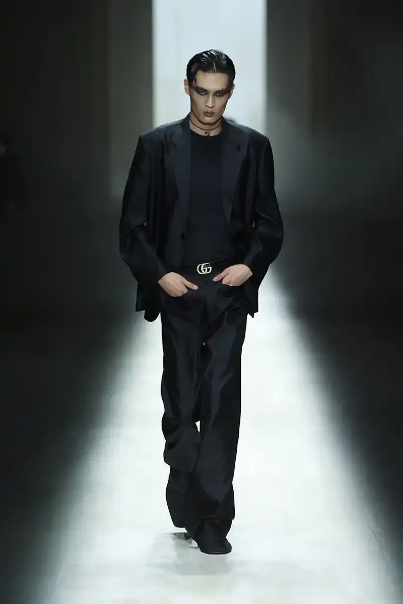 DEMNA'S FIRST GUCCI COLLECTION ARRIVES IN MILAN Demna Gvasalia's first Gucci collection runway show in Milan, featuring seamless garments, tracksuits, and the Manhattan sneaker. (image 14 of 32)
