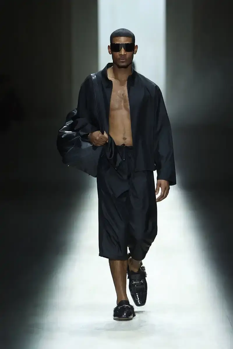 DEMNA'S FIRST GUCCI COLLECTION ARRIVES IN MILAN Demna Gvasalia's first Gucci collection runway show in Milan, featuring seamless garments, tracksuits, and the Manhattan sneaker. (image 18 of 32)